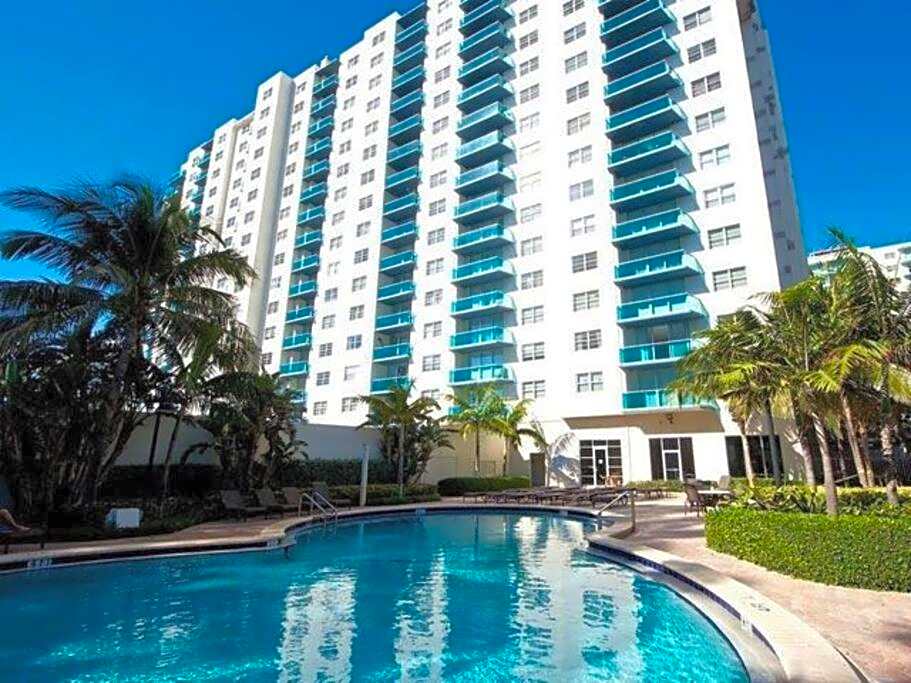 Beautiful penthouse condo with stunning views of both ocean and city