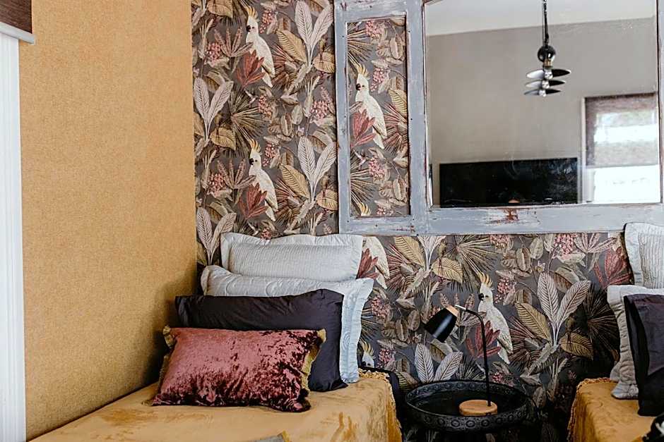 Chanticleer Gardens Barn cottage with a Pool