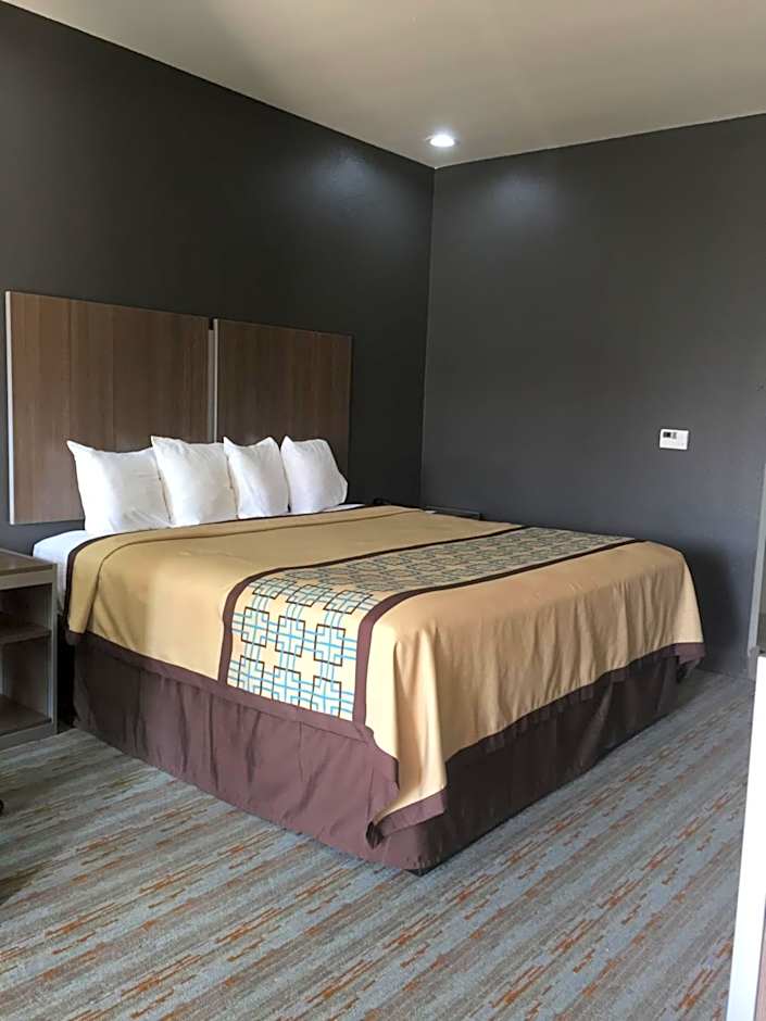 Scottish Inn & Suites - Conroe