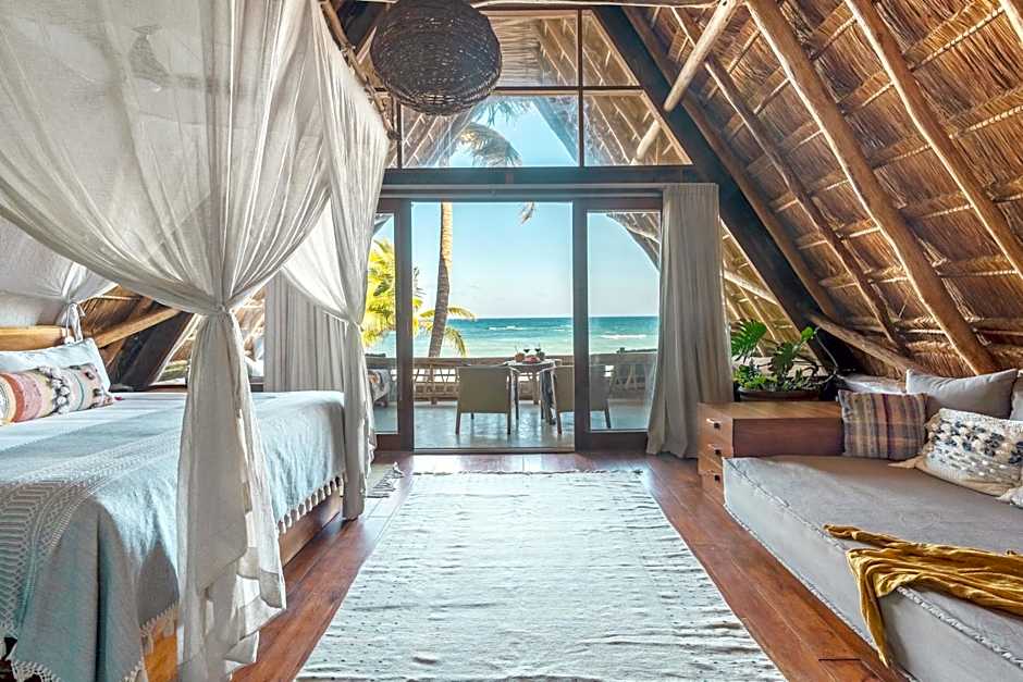 Foto 1 di 6 di Master Suite, Beachfront, Top Floor