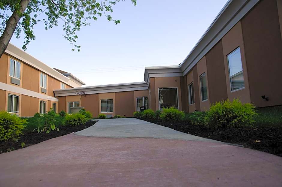 Aashram Hotel by Niagara River