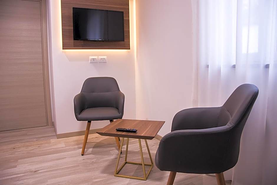 8room hotel