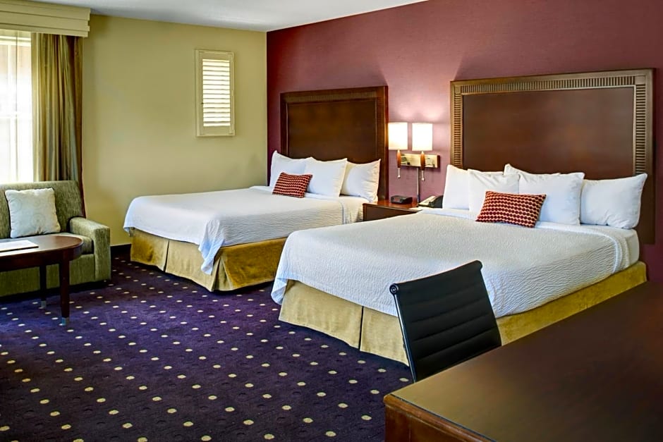 Courtyard by Marriott Kansas City Country Club Plaza