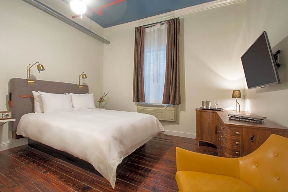 Photo 1 of 4 of Deluxe 1 Queen Bed