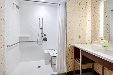 King Room - Hearing Accessible - Roll-in Shower