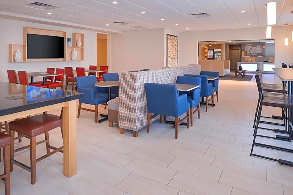 Holiday Inn Express & Suites Omaha - 120th and Maple By IHG