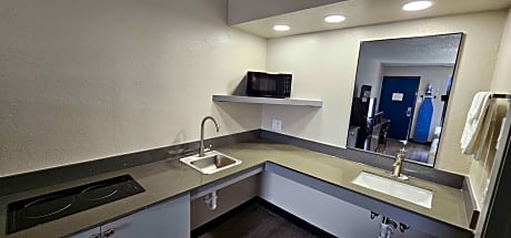 1 King Bed Non-Smoking Kitchenette Microwave And Refrigerator Continental Breakfast