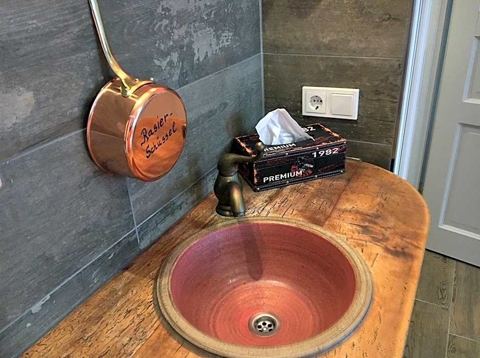 UNO Hotel Chapeau Noir - Free Parking