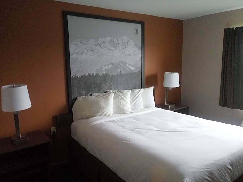 Super 8 by Wyndham Lynnwood