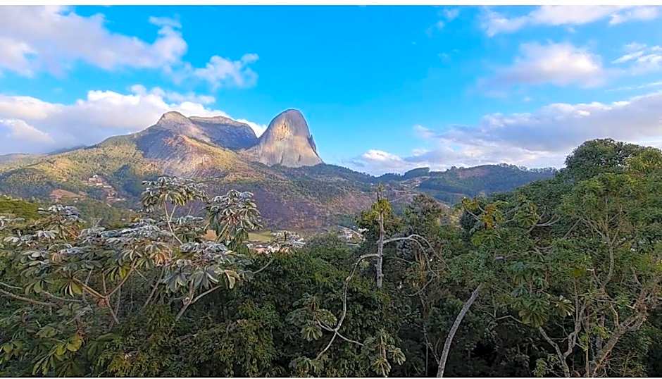 Vista para Pedra Azul e TV de 85''