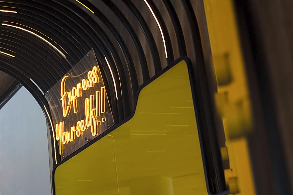 YELLO Hotel Kuta Beachwalk Bali