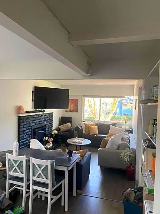 Quiet-comfy 4 bedroom house on a quiet tree lined street in Kitsilano