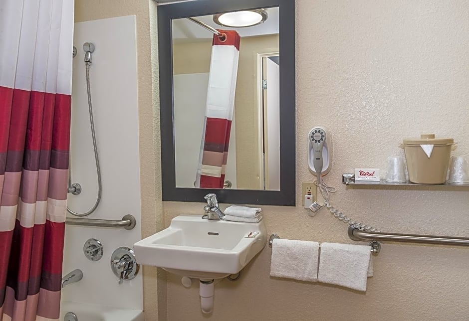 Red Roof Inn PLUS + Boston - Framingham