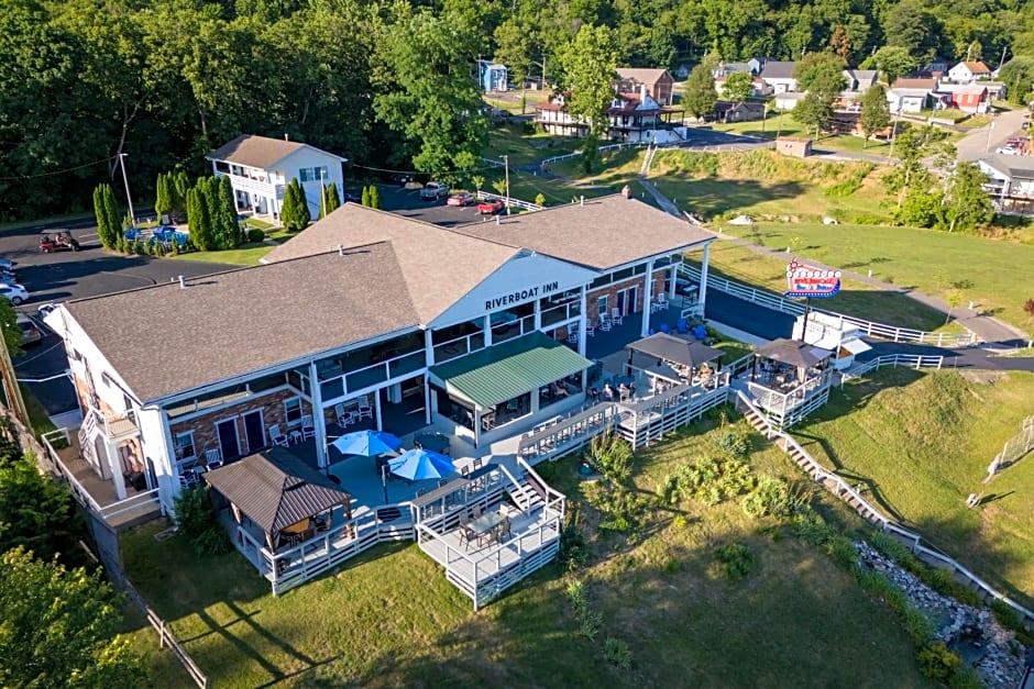 Riverboat Inn & Suites