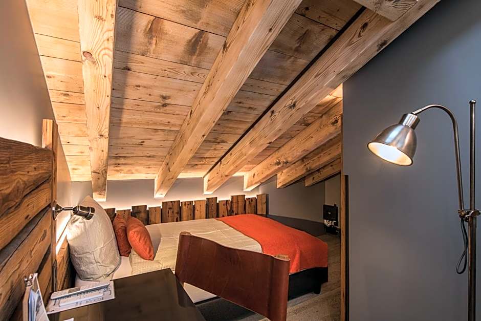 BaseCamp Hotel