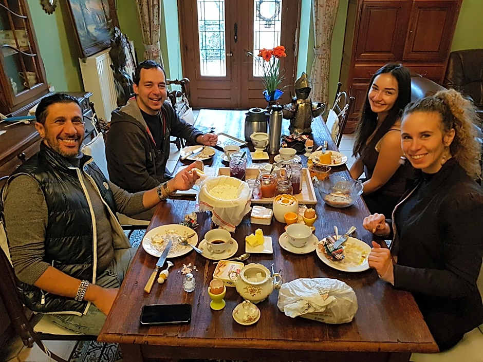 Château Lambert Moulinsart Hotel, shuttle airport, long term parking, snooker, large terrasse, dinner, breakfast