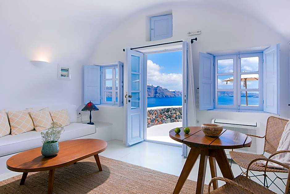 Pezoules of Oia