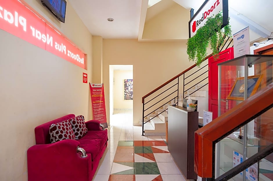 RedDoorz Plus near Plaza Blok M