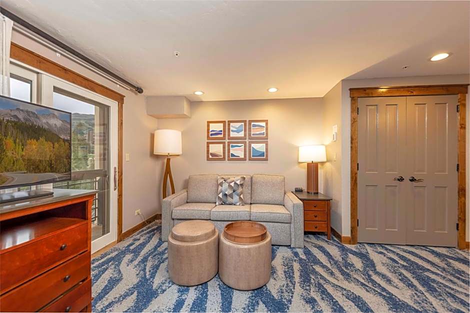 NEW! Marriott Slope View Ski in Ski out Luxury Studio Sleeps 4 Full kitchen, Amenities & Fee Parking
