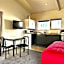 Jack & Di's Waiteti Lakefront Motel