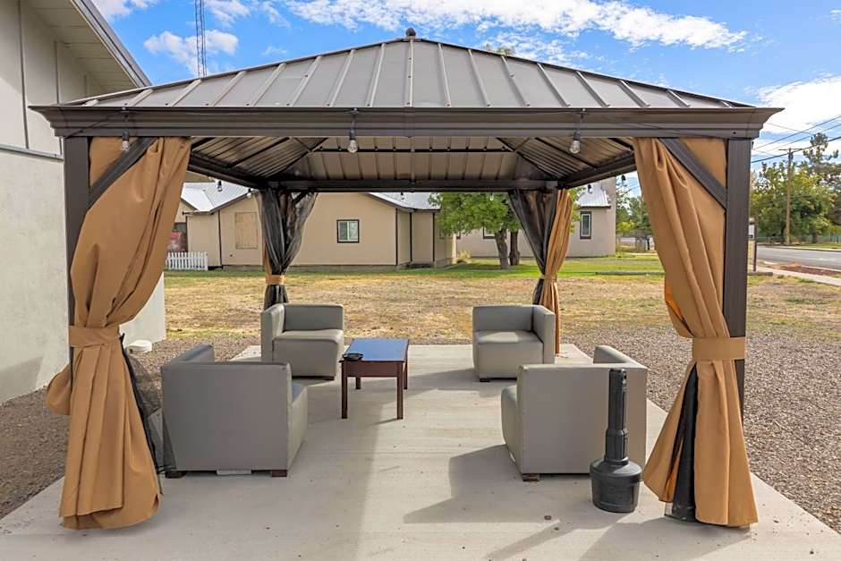 Oregon Trail Inn and Suites