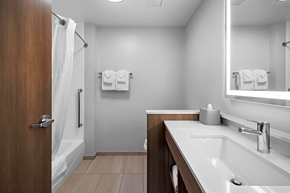 Holiday Inn Express & Suites Marinette By IHG