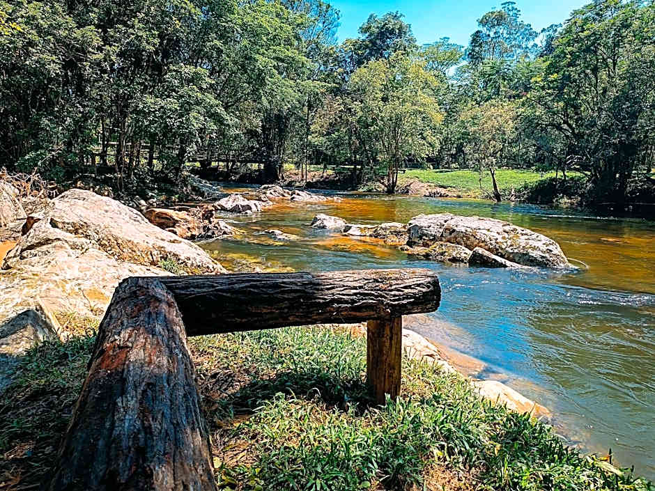Suíte com cachoeira no quintal
