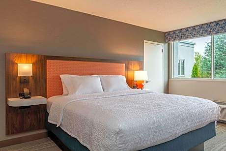 King Room with Bath Tub - Mobility and Hearing Access