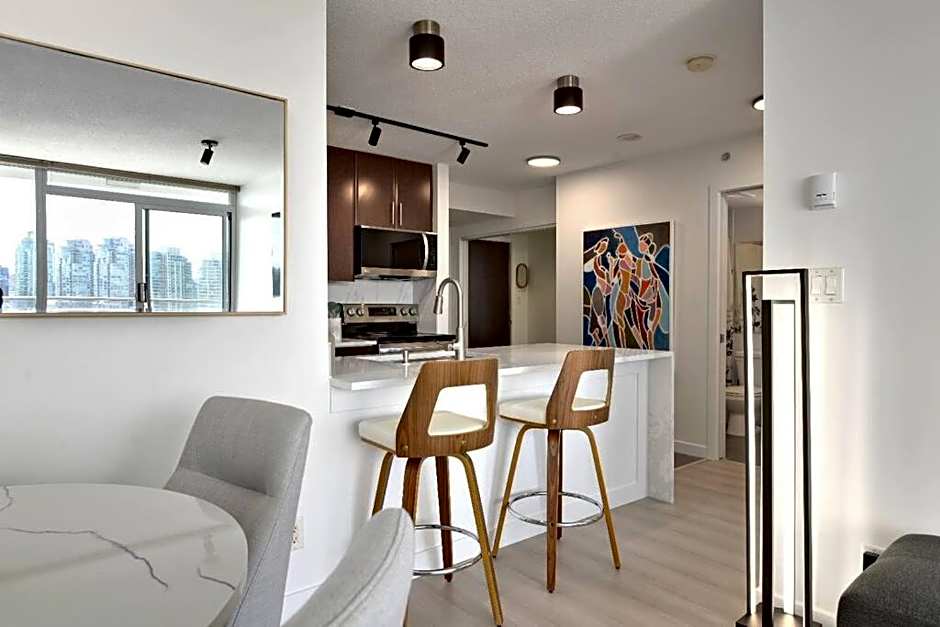 Luxary Condo Downtown Vancouver with free parking