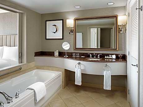 SIGNATURE Runway View King - 513sf, 48sm. Spacious room, runway and mountain views