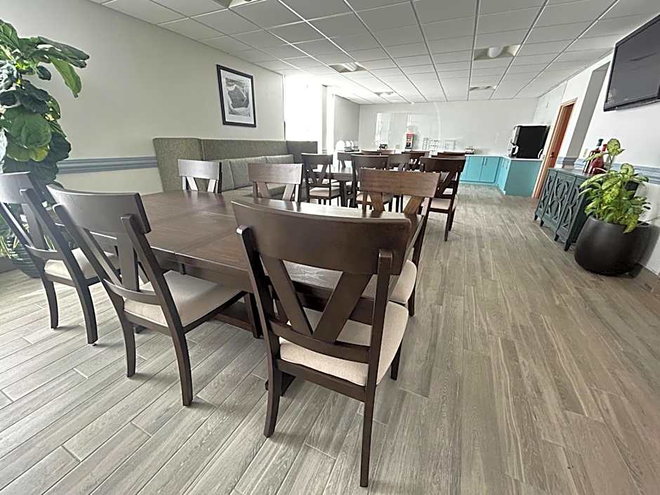 Clarion Inn & Suites Grand Rapids Airport