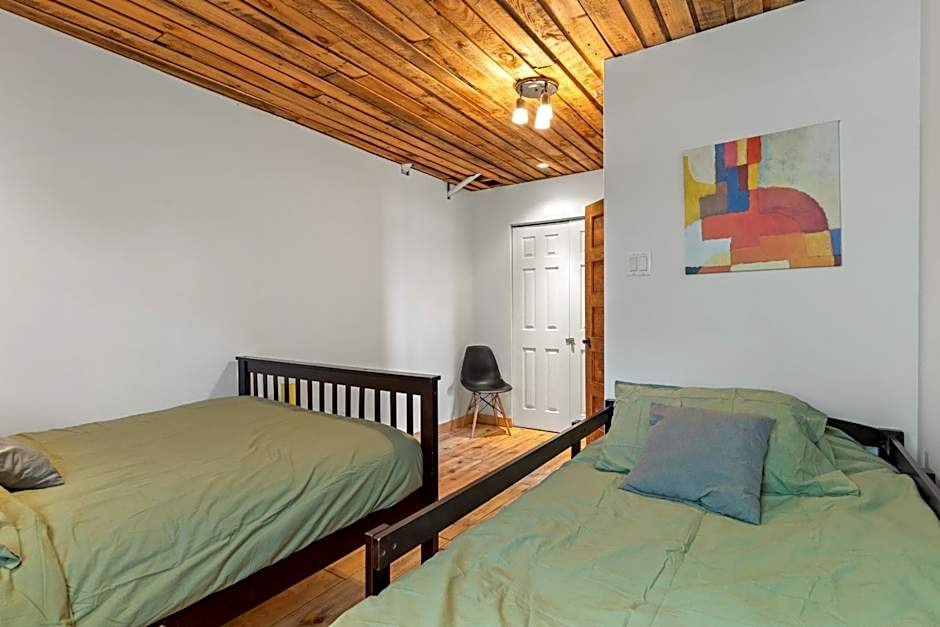 Rustic Waterfront Chalet Panoramic View and Spa