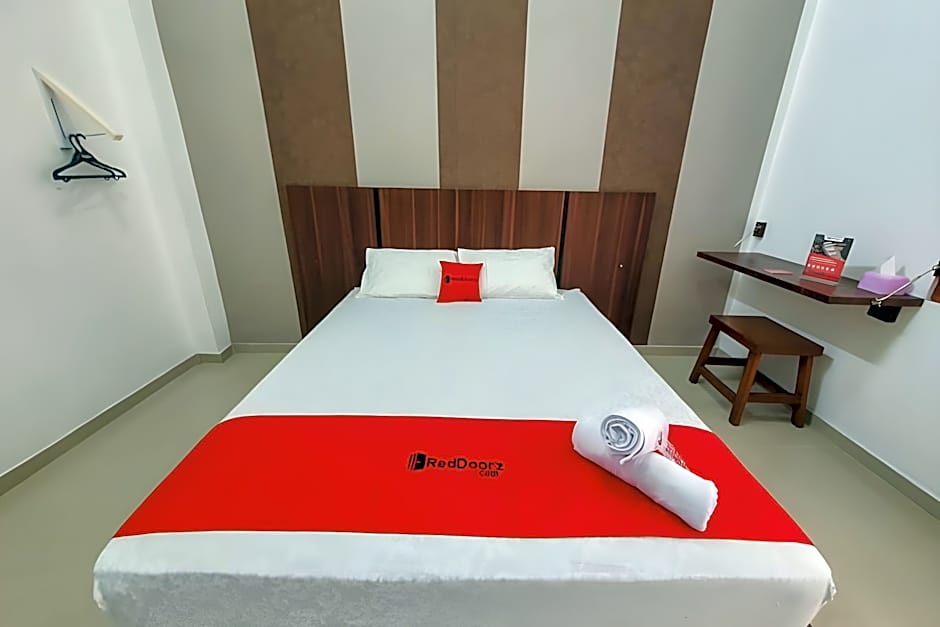 RedDoorz near Stasiun Purwosari