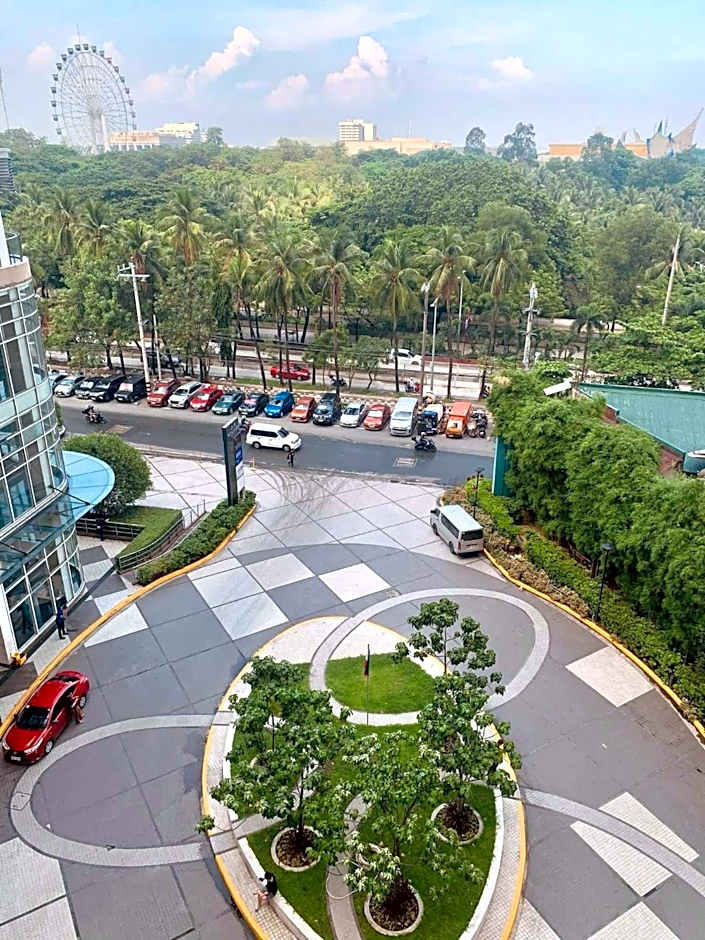 Bayfront Suite in Pasay Near NAIA Terminal, PICC, Star City, MOA and US Embassy - Pet-Friendly, Wi-Fi & Netflix, Free Swimming Pool, Sauna, Work from Home Ready