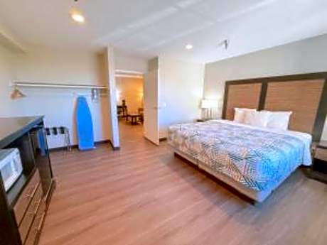 1 King Bed | Non-Smoking, Micfridge