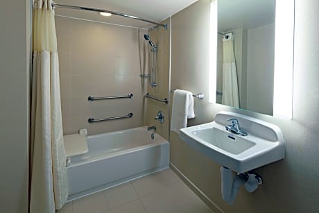 1 King Mobility Accessible Tub