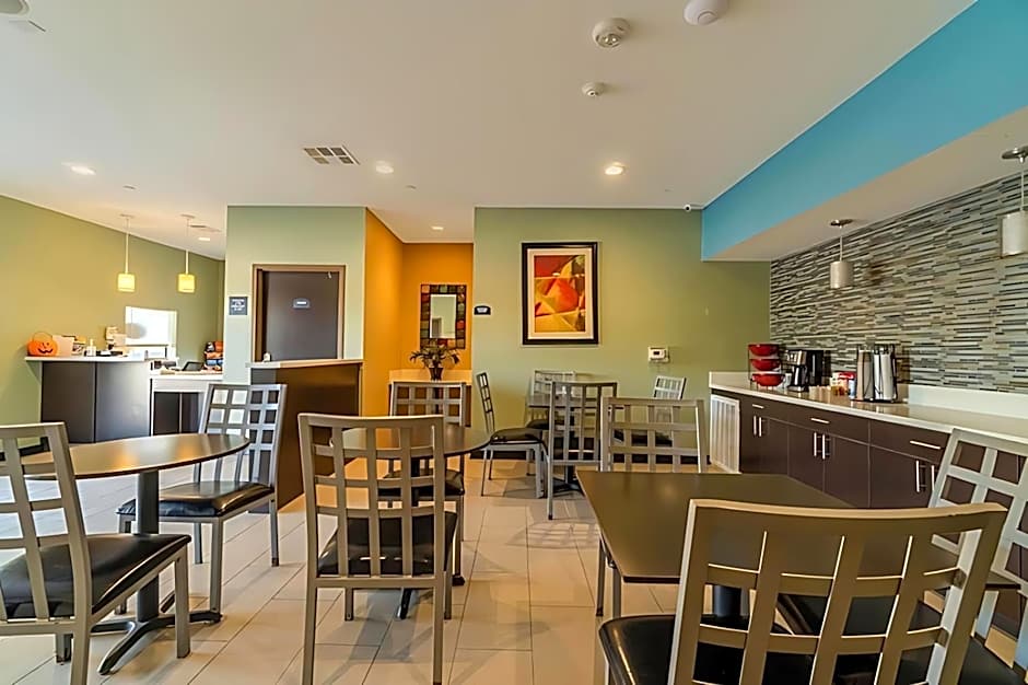 Moulton Inn & Suites By OYO