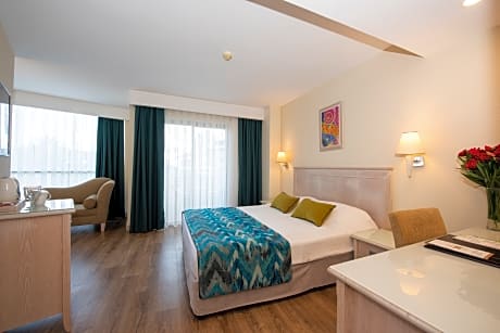 FAMILY ROOM TWO BEDROOMS ONE BATHROOM