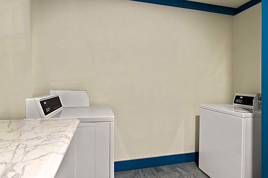 Clarion Pointe Bloomington - Normal near I-55 and University