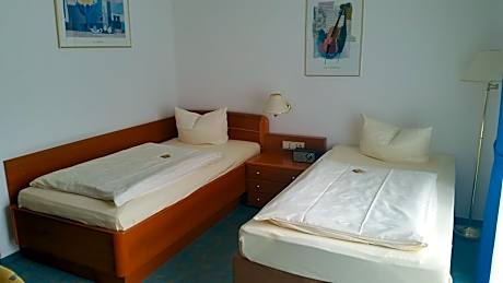Twin Room (separate beds)