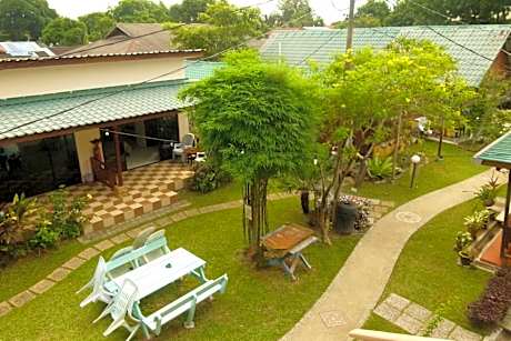 Cheers Garden Chalet