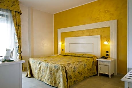 DOUBLE OR TWIN  LATERAL  SEA VIEW ROOM