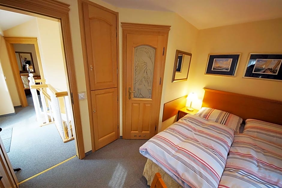 Yacht- , und Reisemobilhafen "Historisches Fährhaus" Wendenschloss