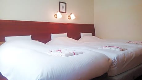Twin Room with Extra Bed - Smoking