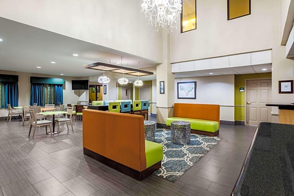 La Quinta Inn & Suites by Wyndham Pasadena