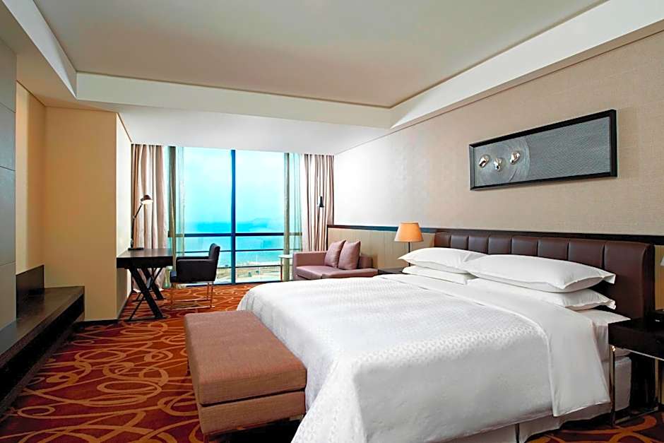 Photo 1 of 2 of Business 1 King Bed Guestroom, Sea View, Executive Level