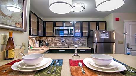 One-Bedroom King Suite - Communications Accessible