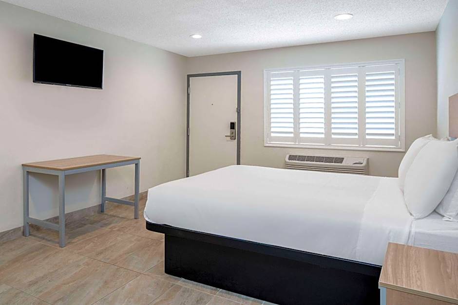 Super 8 by Wyndham Bakersfield CA