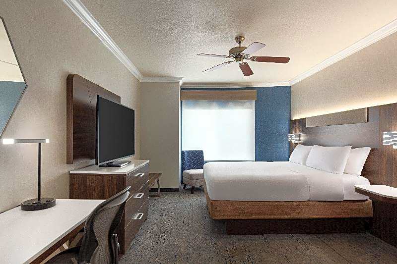 Holiday Inn Express Hotel & Suites Bakersfield Central By IHG