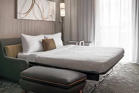 One-Bedroom King Suite with Sofa Bed and Adapted Tub - Mobility and Hearing Accessible